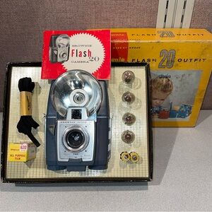 Brownie Flash 20 Outfit Vintage Kodak Camera in Box